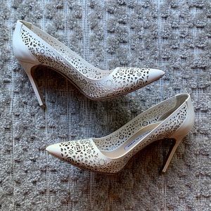 Manolo Blahnik White Patent Láser Cut Pumps